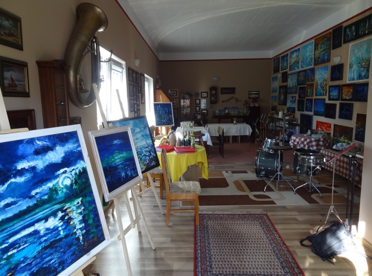 Villa Astrid - pokoje gościnne i apartamenty Muzykalnia - zajęcia plastyczne, pr&oacute;by orkiestry dętej?v=1.0.1