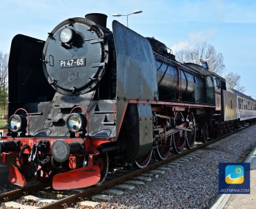 Zabytkowy parow&oacute;z z wolsztyńskiej parowozowni. Można nim przejechać trasę Gdynia - Hel.