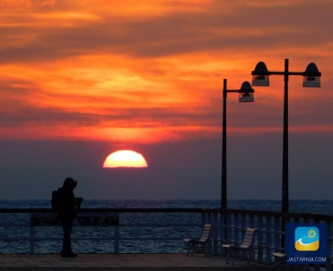 Zach&oacute;d słońca w Jastarni można zobaczyć wyłącznie od strony zatoki. 