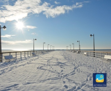 Molo w Jastarni. W 2015 roku wybudowano nowe wejście, ścieżkę rowerową, latarnie, siłownię na świeżym powietrzu oraz nowoczesną, samoobsługową miejską toaletę (http://www.tvn24.pl).