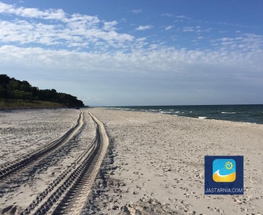 Szeroka plaża w Jastarni. 