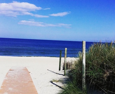 Wejście na plażę i piękny lazur wody.