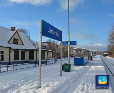 Stacja kolejowa w Jastarni. Na tej linii kursują pociągi do Helu i do Tr&oacute;jmiasta.