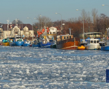 Kra na wodach zatoki przy porcie w Jastarni.