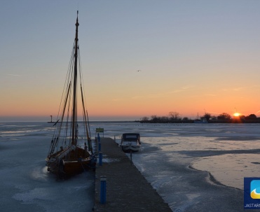 Pomeranka cumująca przy marinie.