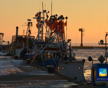 Port w Jastarni - baza dla floty rybackiej i rozwijającej się żeglugi turystycznej.