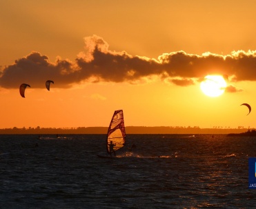 Na tle zachodzącego słońca.